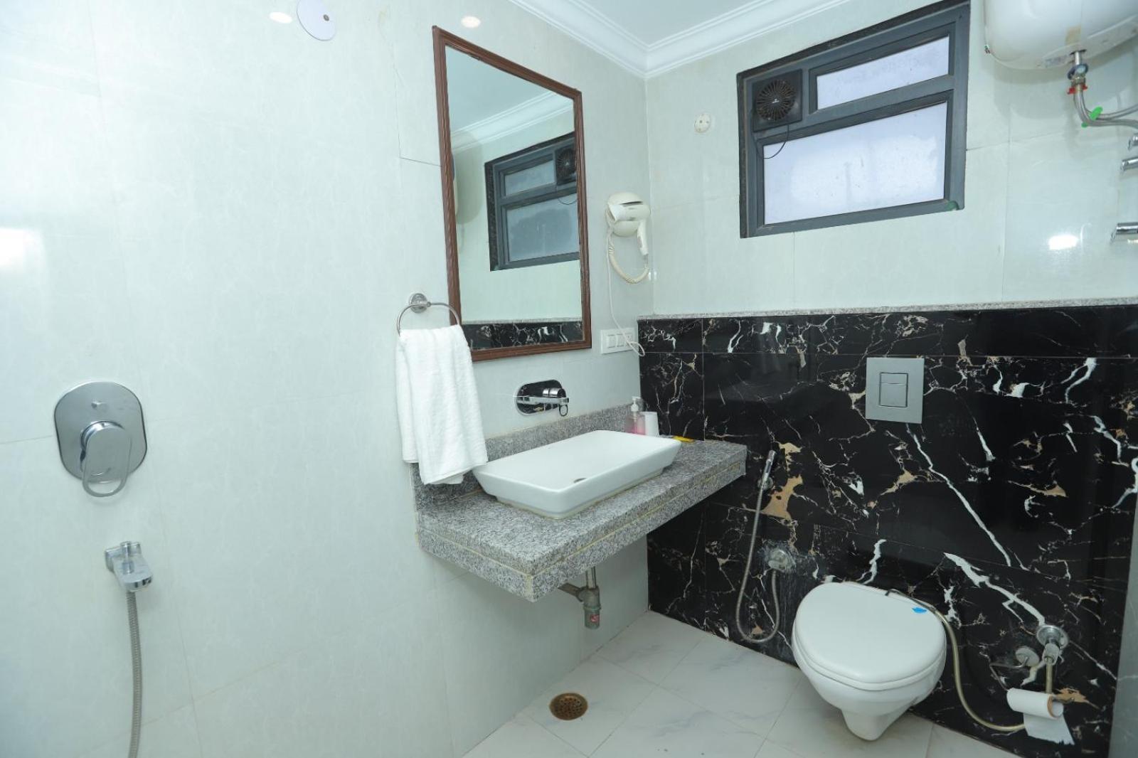 Hotel Vijaydeep Place Near Delhi Airport 뉴델리 외부 사진