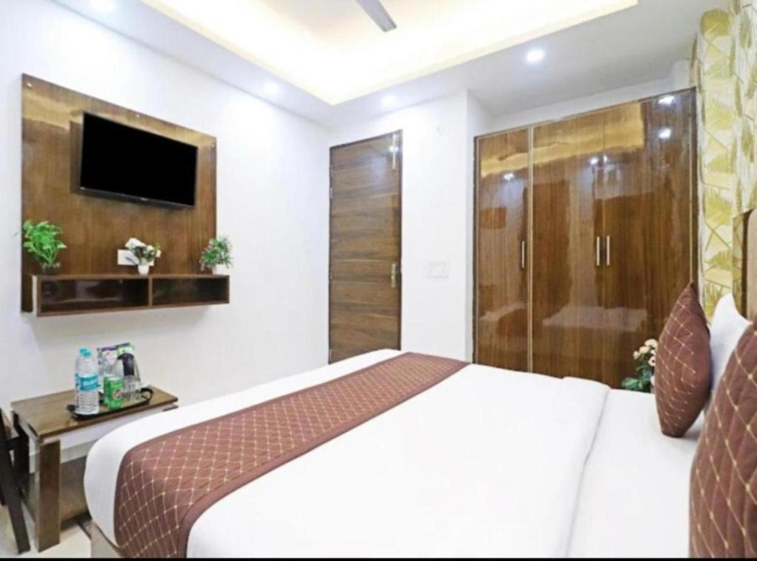 Hotel Vijaydeep Place Near Delhi Airport 뉴델리 외부 사진